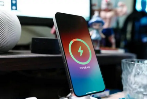 长治苹果15换屏服务分享用什么充电器给iPhone15充电更好 